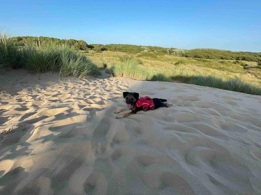 Formby, Spacious True Bungalow Steps From Beach Екстериор снимка