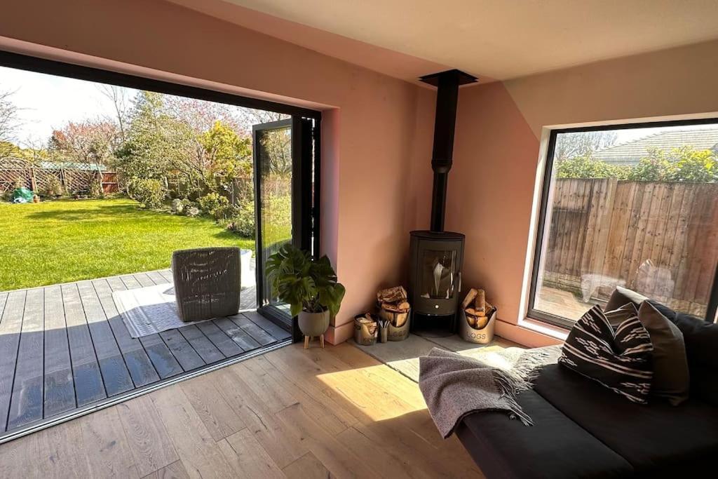 Formby, Spacious True Bungalow Steps From Beach Екстериор снимка